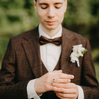 Vīrieša laulību gredzens ar comfort fit profilu uz rokas kāzu dienā. Juvelieris Rīgā Arvis Kotins.