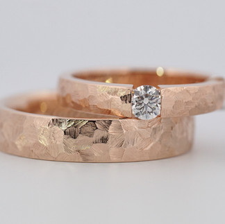 Zelta laulību gredzeni ar kaluma faktūru un briljantu. Juvelieris Rīgā Arvis Kotins.