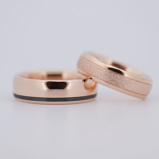 Zelta laulību gredzeni ar karbonu.