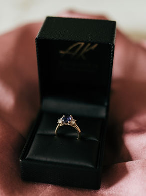 Zelta saderināšanās gredzens ar briljantiem un safīru. Juvelieris Rīgā Arvis Kotins.