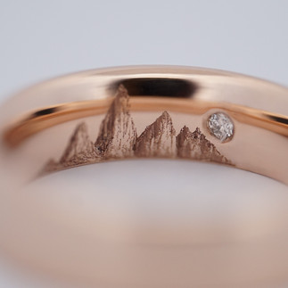 Zelta laulību gredzeni ar kalnu grēdu gravējumu un briljantu gredzena iekšpusē. Juvelieris Rīgā Arvis Kotins.