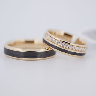 Zelta laulību gredzeni ar karbonu un briljantiem.