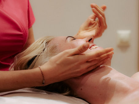 sejas masāža Rīgā Čiekurkalnā sejas ovāla un ādas tonusa uzlabošanai