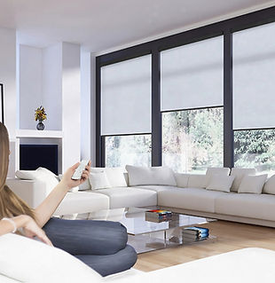 Uzaktan kumanda ile kontrol edilen perdeler, konforunuzu artırırken yaşam alanlarınıza modern bir dokunuş katar.