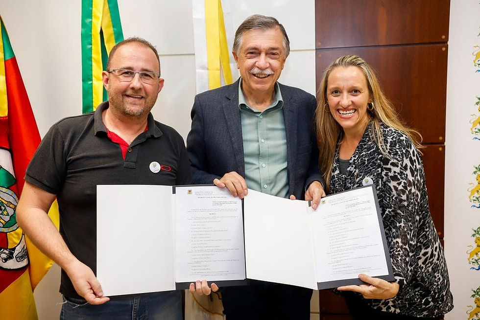 Dia da posse, o presidente Fábio Carnesella, com a vice, Vania Espeiorin e o prefeito de Caxias do Sul, Adiló Didomenico | Foto: Prefeitura de Caxias do Sul