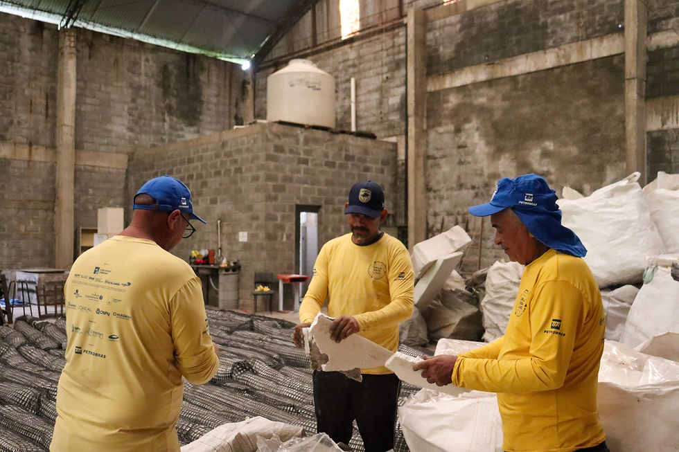 A oficina contou com o processo de quebra de isopor para a construção de novos flutuadores. Fotografia: Olivia Varela