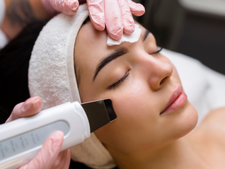 A medical-grade facial is a skin treatment performed in a medical setting under the supervision of a trained aesthetic doctor. These facials go beyond surface cleansing. They are customized, evidence-based treatments that use pharmaceutical-grade ingredients and medical grade machines.
