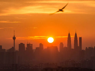 Living in a country right along the equator means year-round UV exposure, high humidity, and intense heat. While our tropical weather is a dream for vacations, it’s a nightmare for unprotected skin. In this article, I’ll break down why sunscreen isn’t optional, especially in Malaysia, and what type of sunscreen works best in our climate. I’ll also share how to make sunscreen applications easier to stick to even for the busiest woman (or man) on the go.