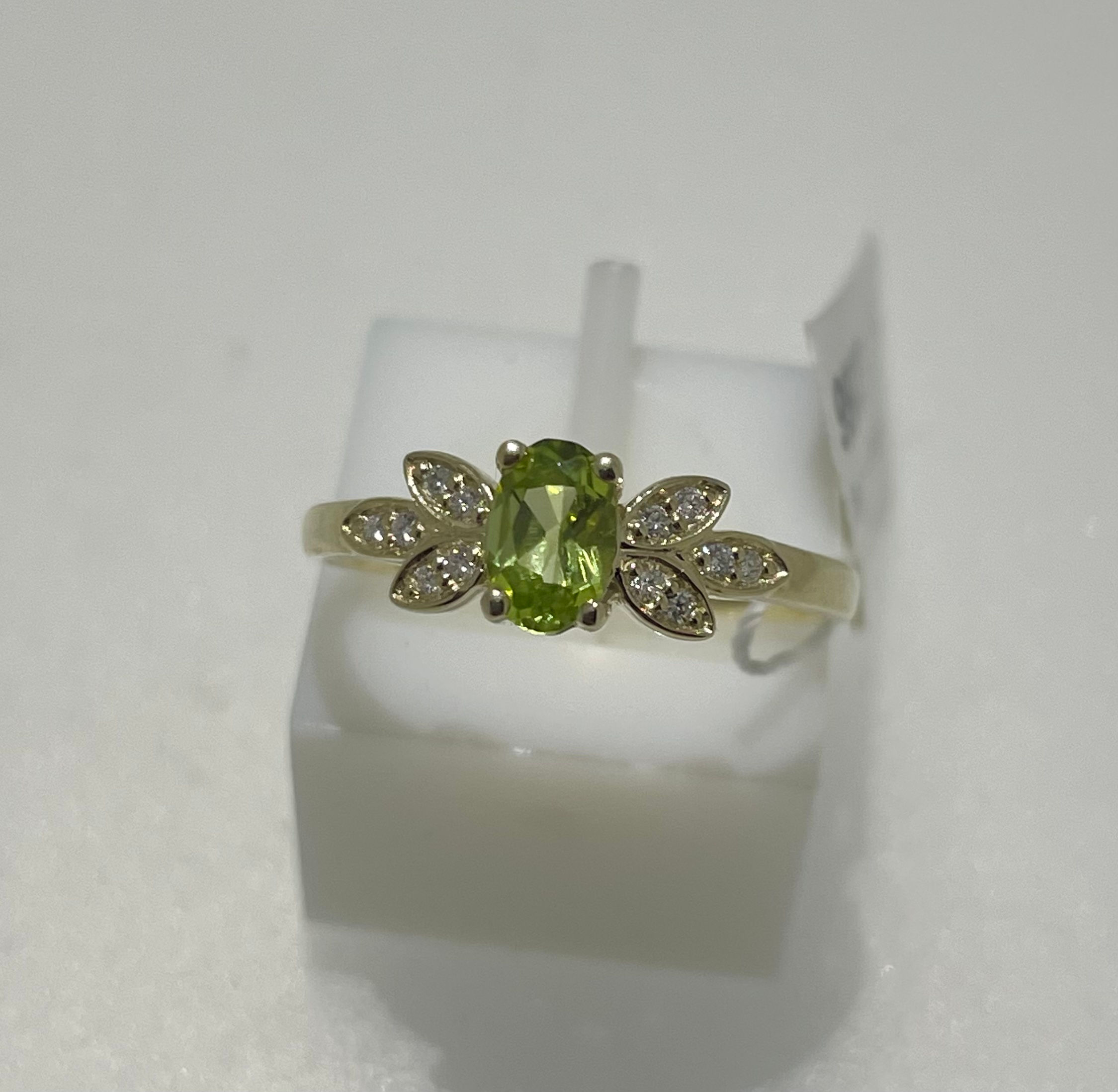 9ct peridot and diamond ring
