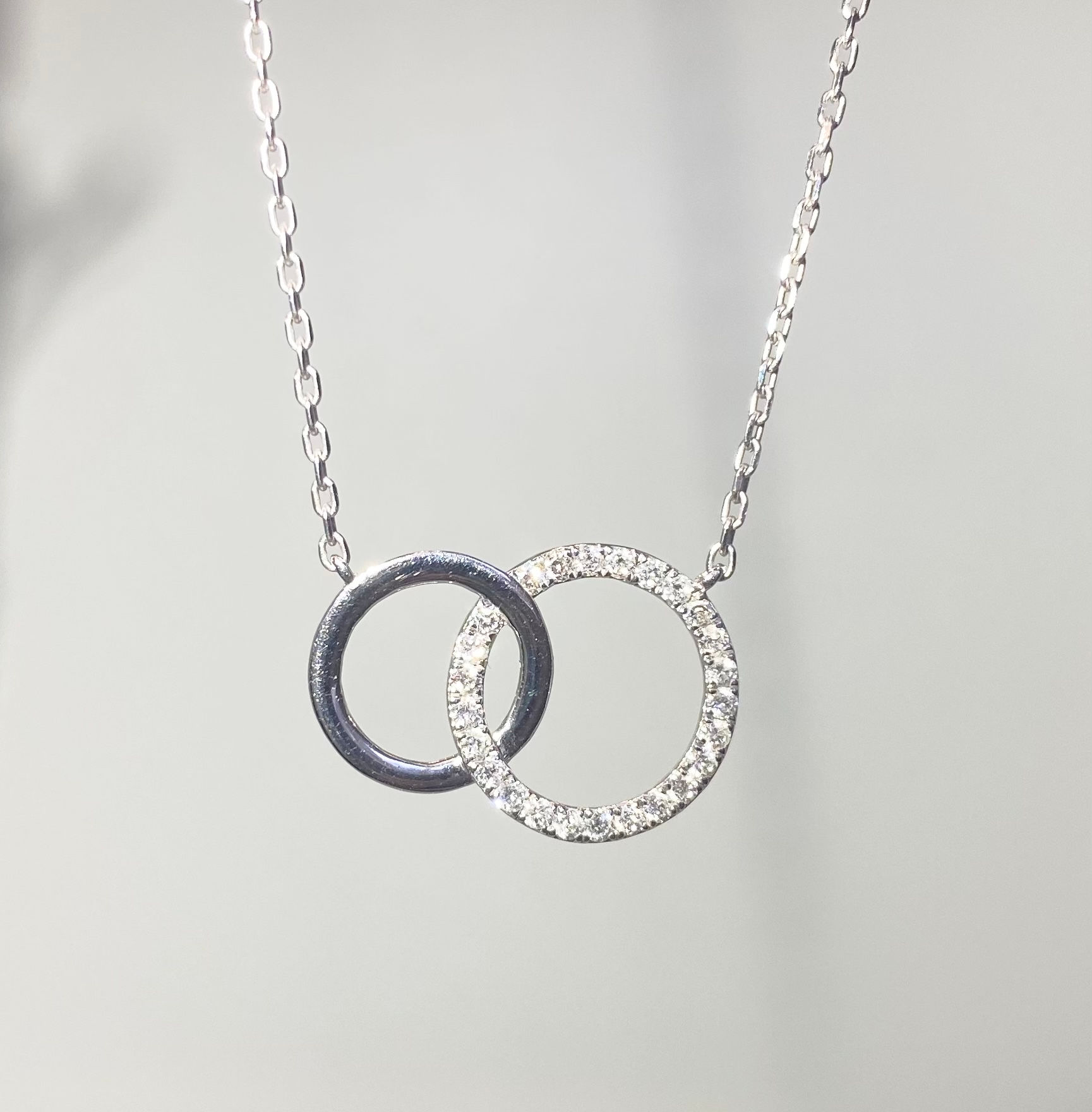 18ct white gold diamond circle pendant
