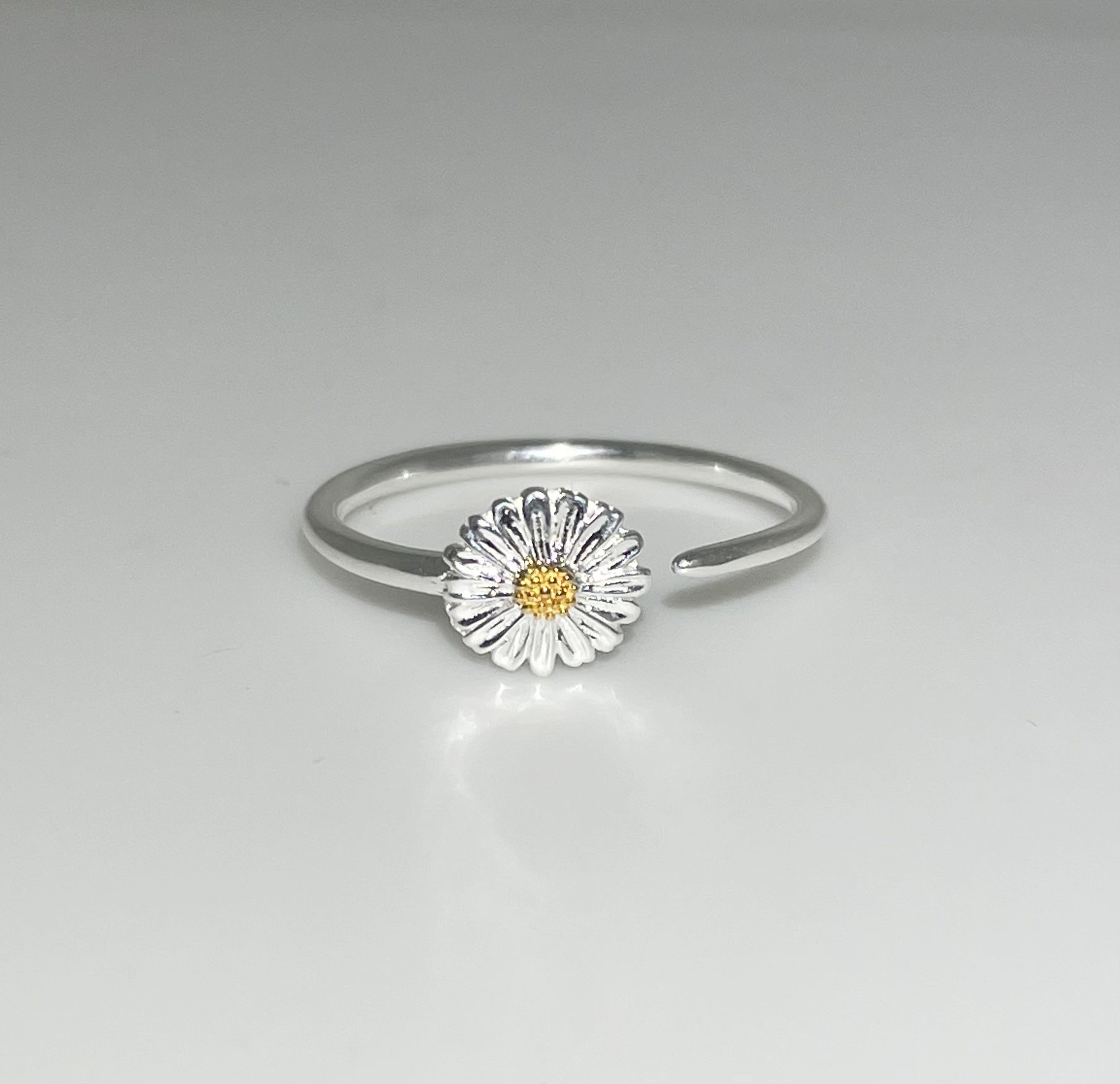Silver daisy ring