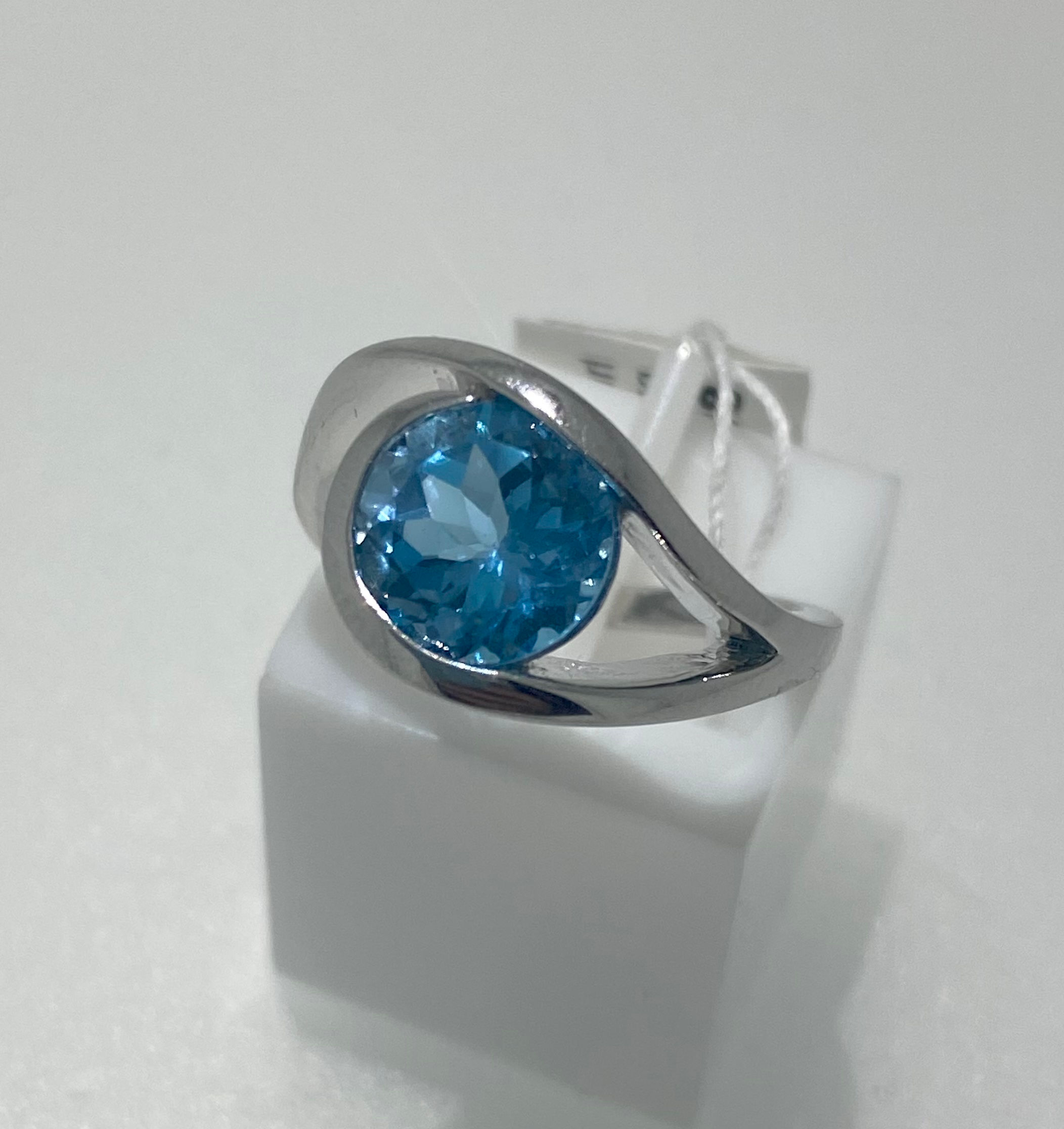 Silver blue topaz ring