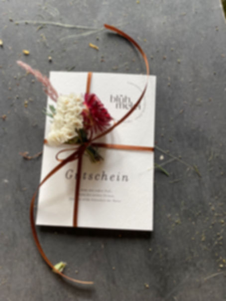 Wertgutschein mit Schleife und Blumen