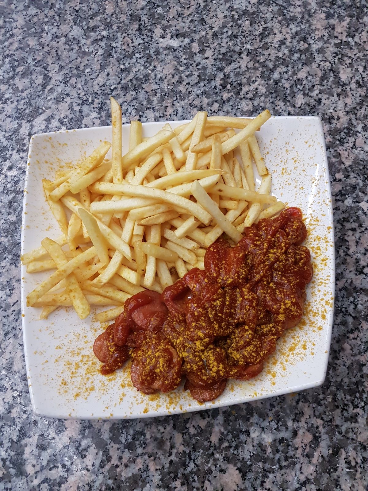 Currywurst mit Pommes frites