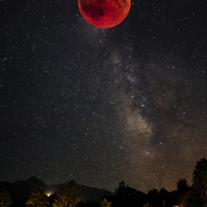 Luna de sangre brillando sobre un bosque oscuro, bajo un cielo lleno de estrellas y atravesado por la Vía Láctea.