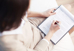 Person die ein Formular ausfüllt