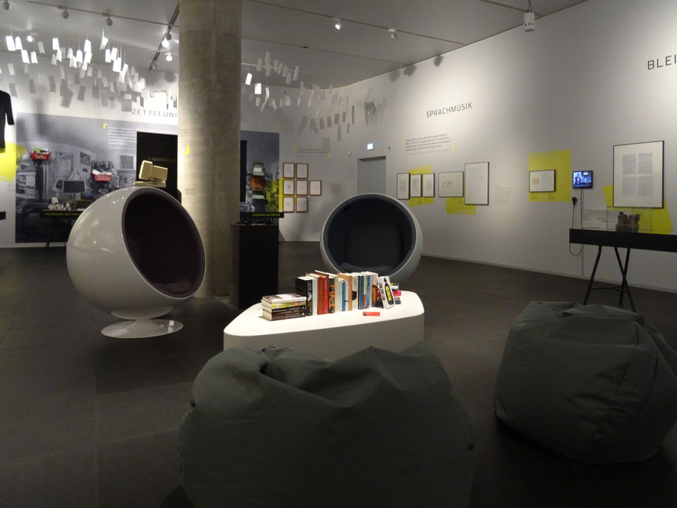 Ausstellungsraum mit zwei Ball Chairs