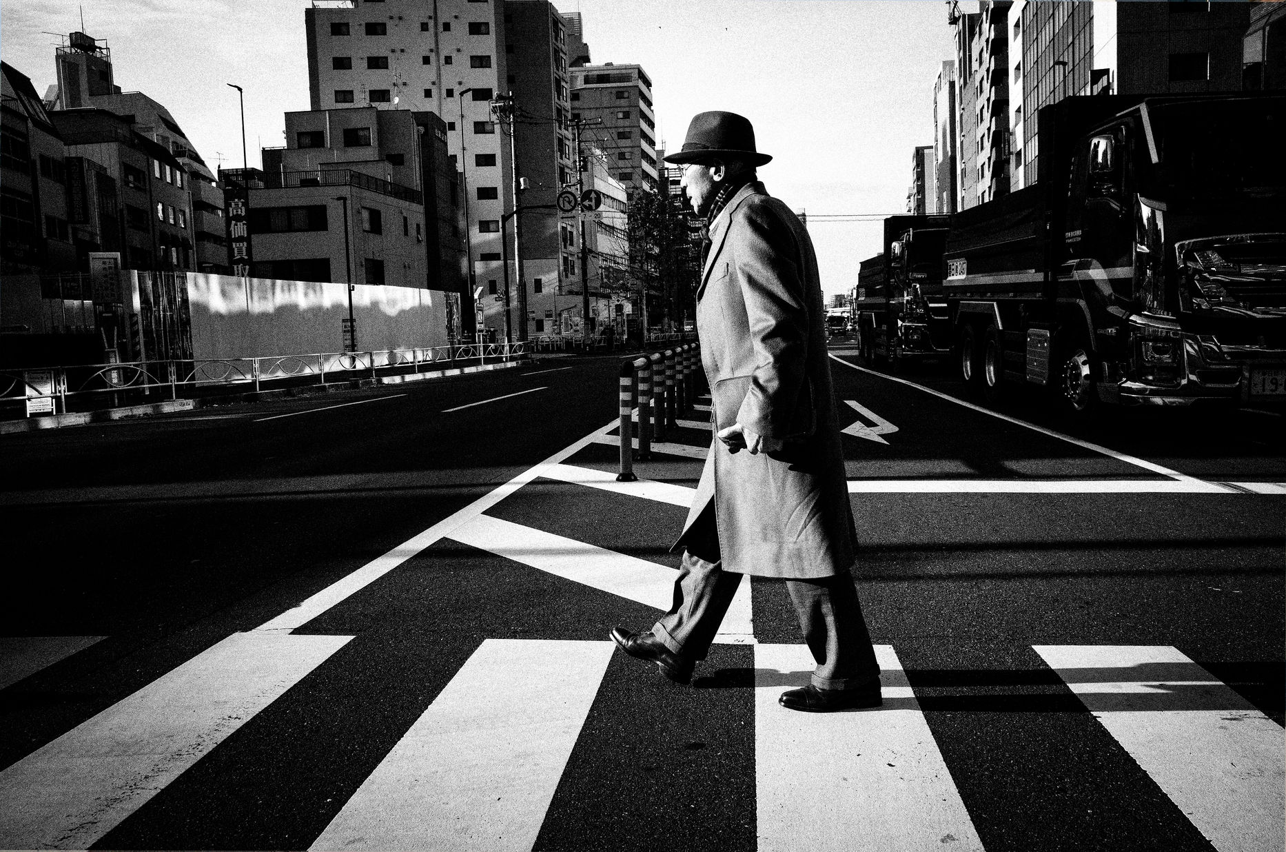 人々は必ず、ある目的に向かって歩いている。