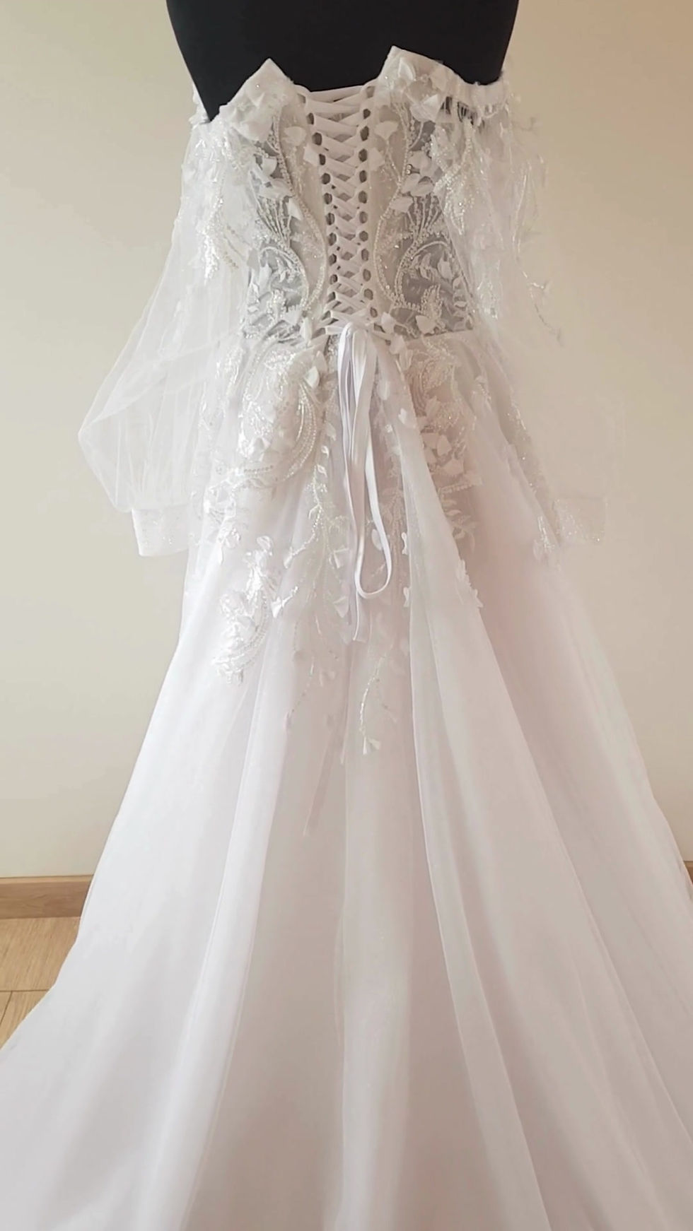 Indexkép: Fűzős hátú esküvői ruha uszállyal