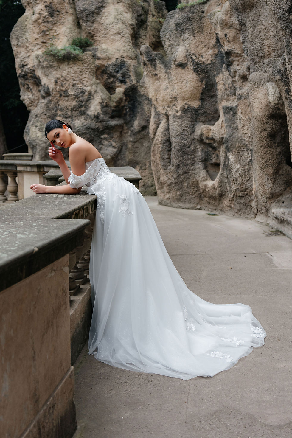 Rosella ejtett vállú esküvői ruha oldalról