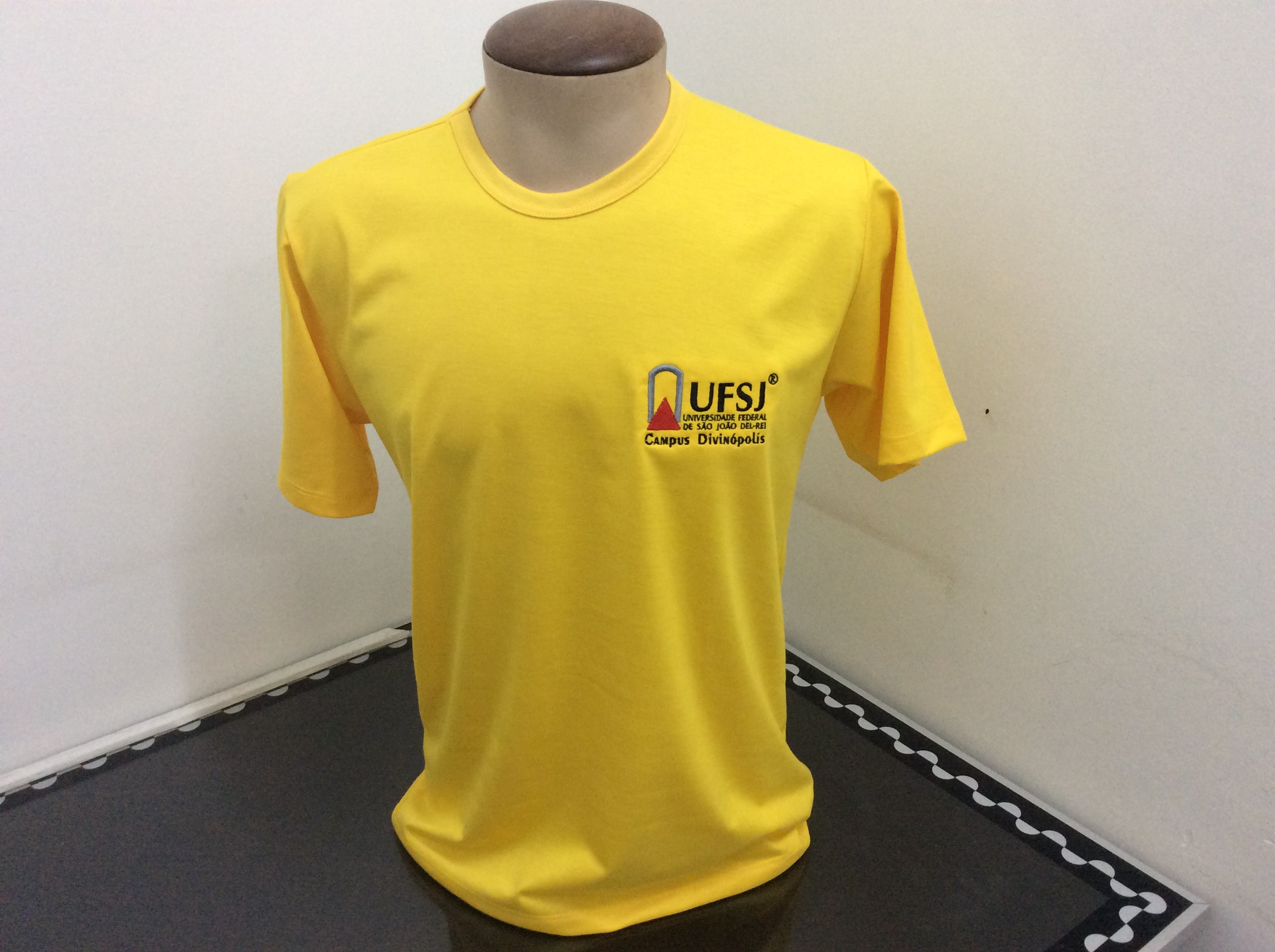 Camisão bordado.