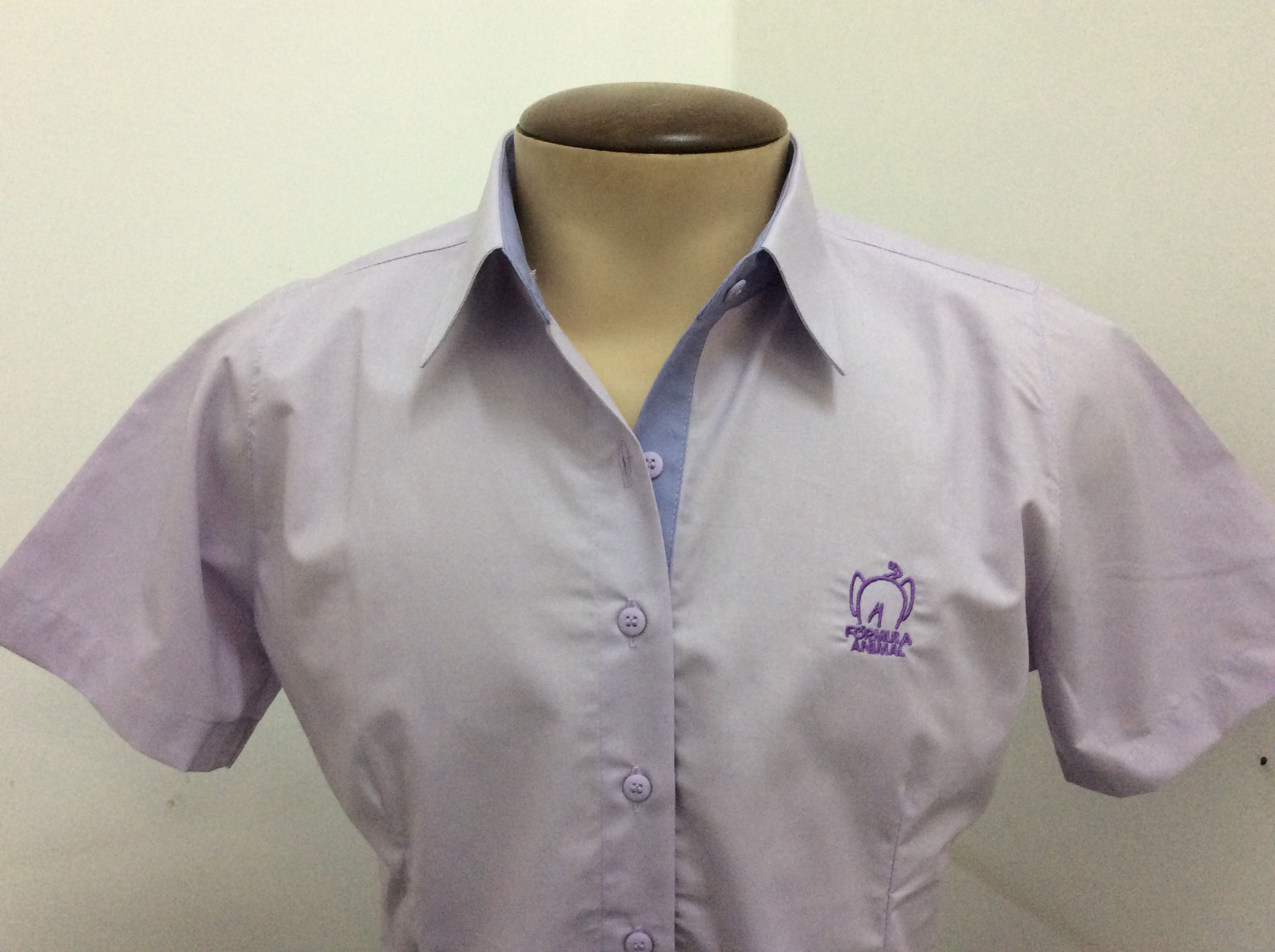 CAMISETE LILÁS BORDADA