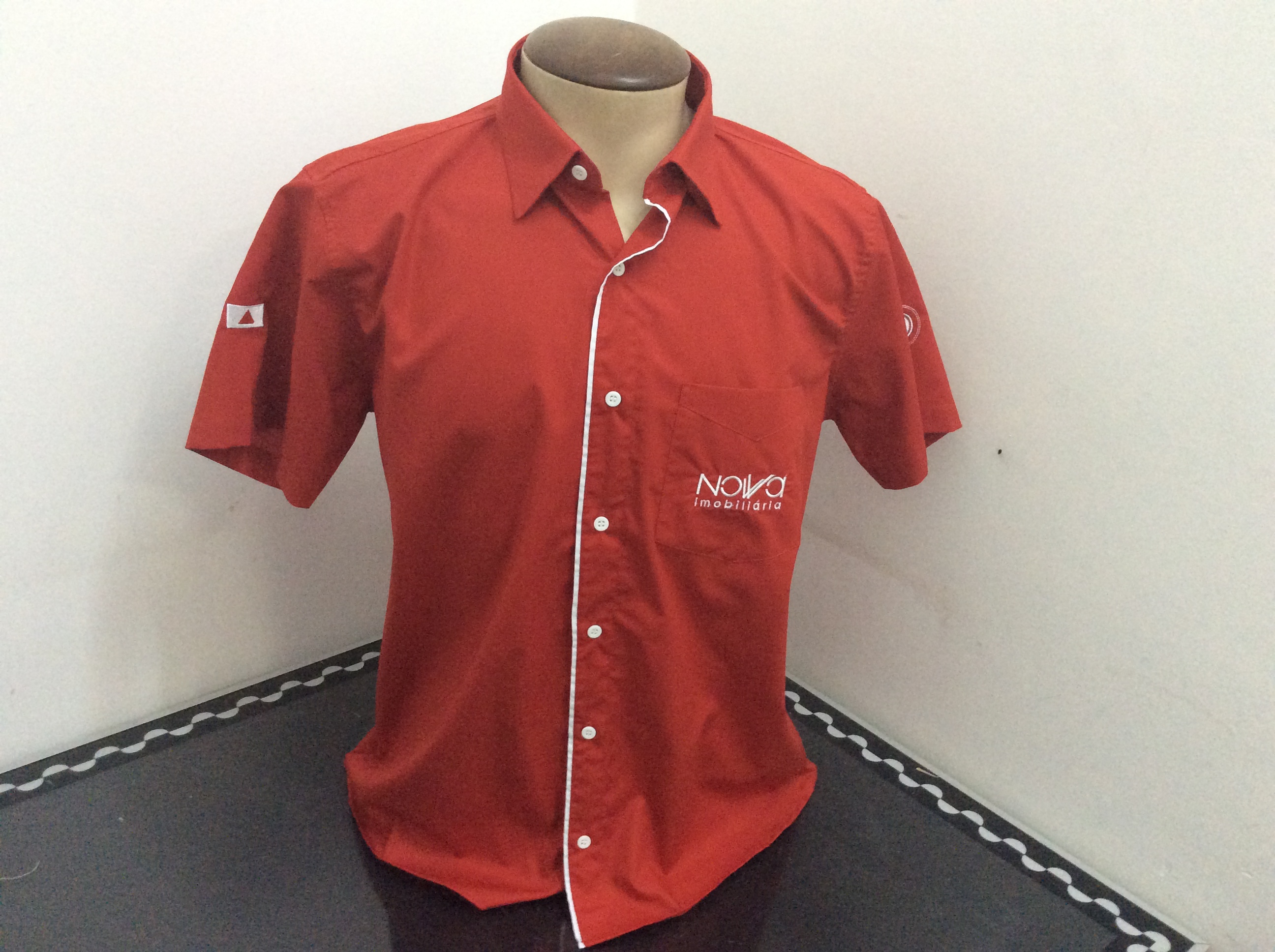 CAMISA VERMELHA COM DET BRANCO BORD