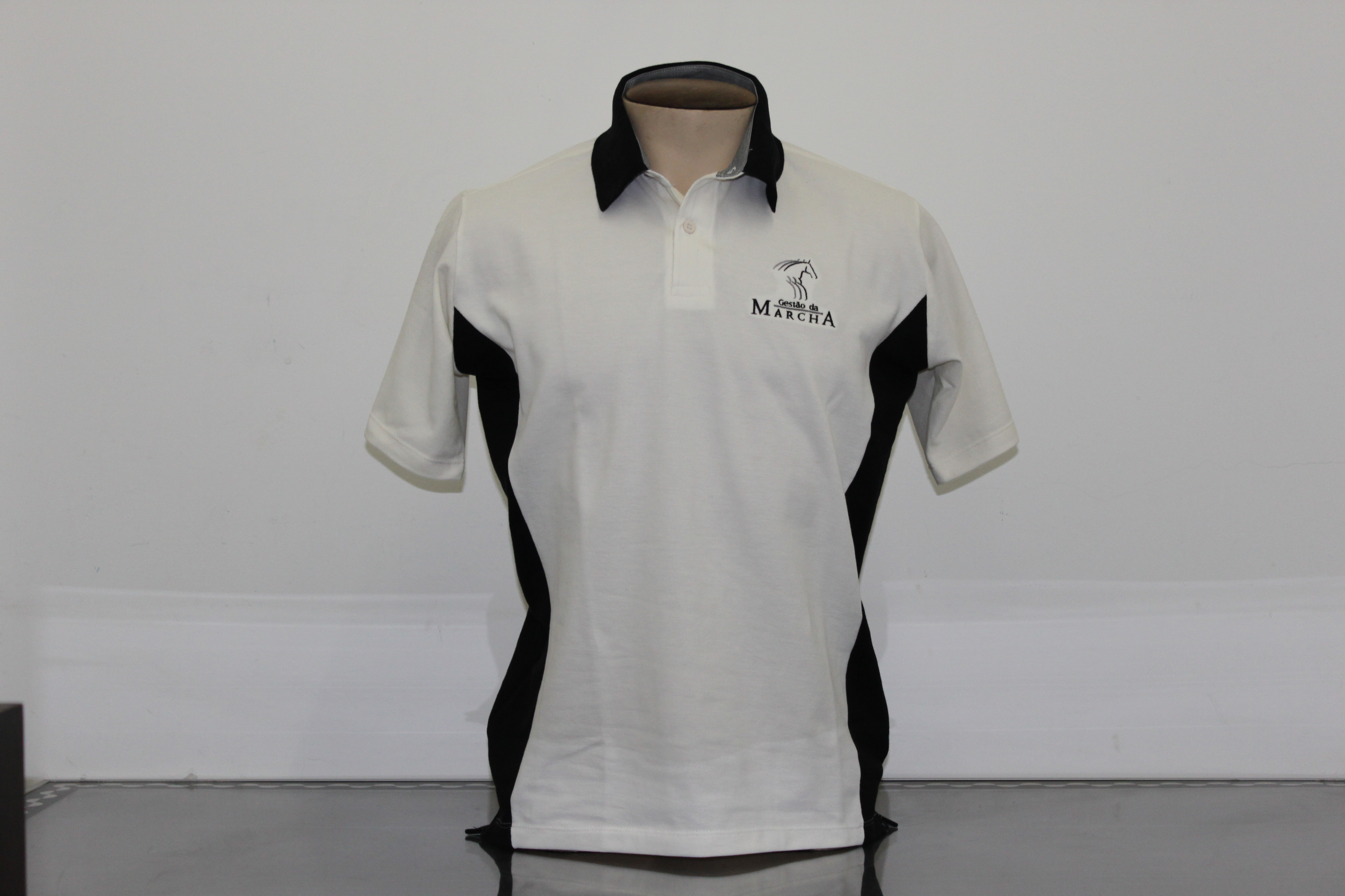 Camisa gola polo com detalhe.
