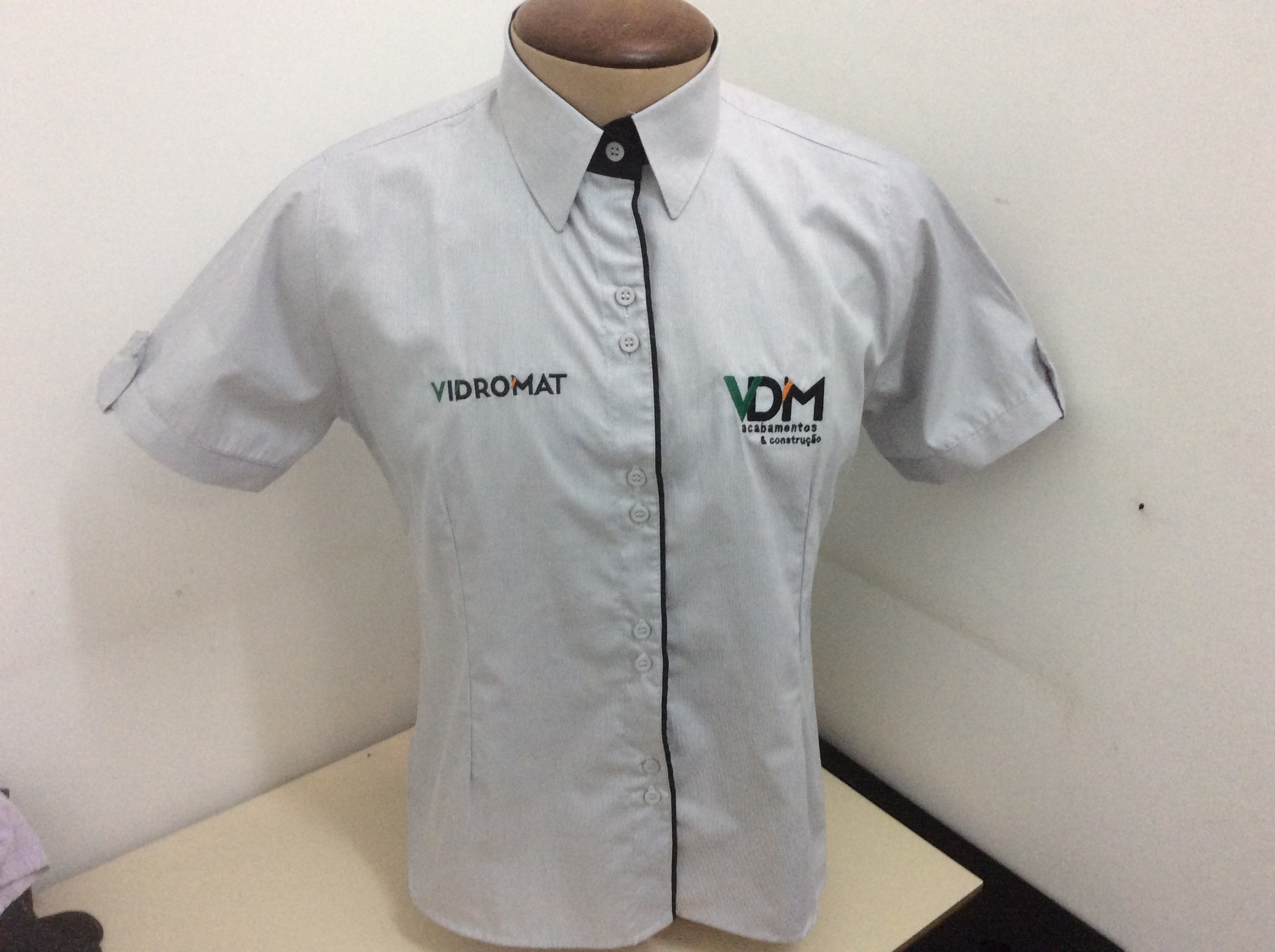 CAMISETE LISTRADA COM DET PRETO