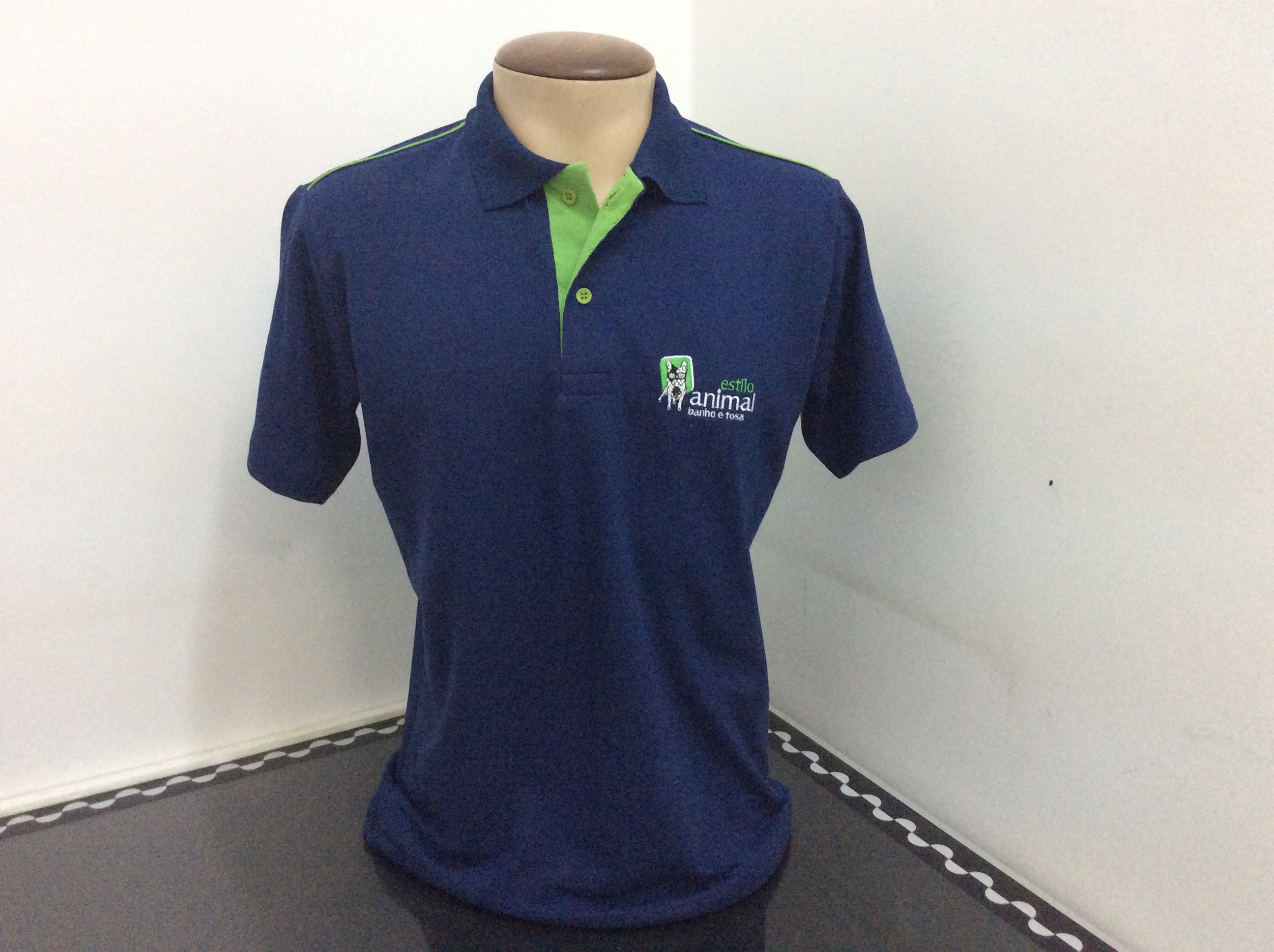 Camisa gola polo.