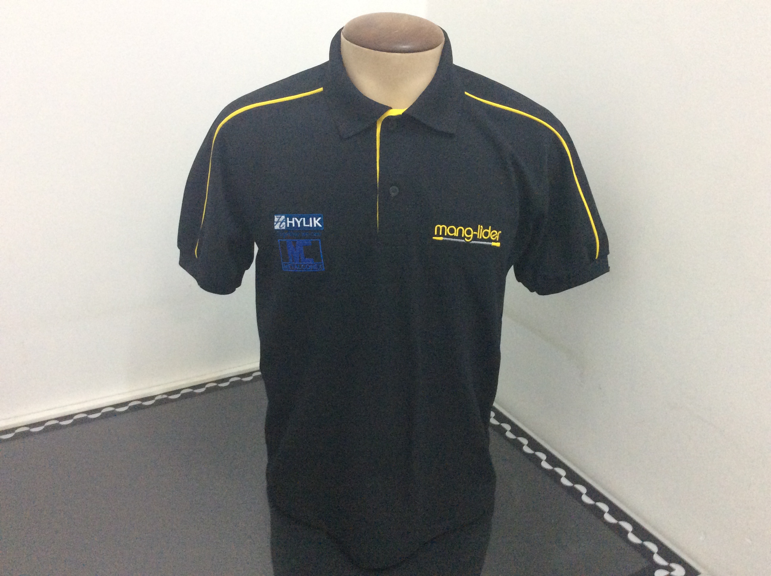 Camisa gola polo com detalhe.