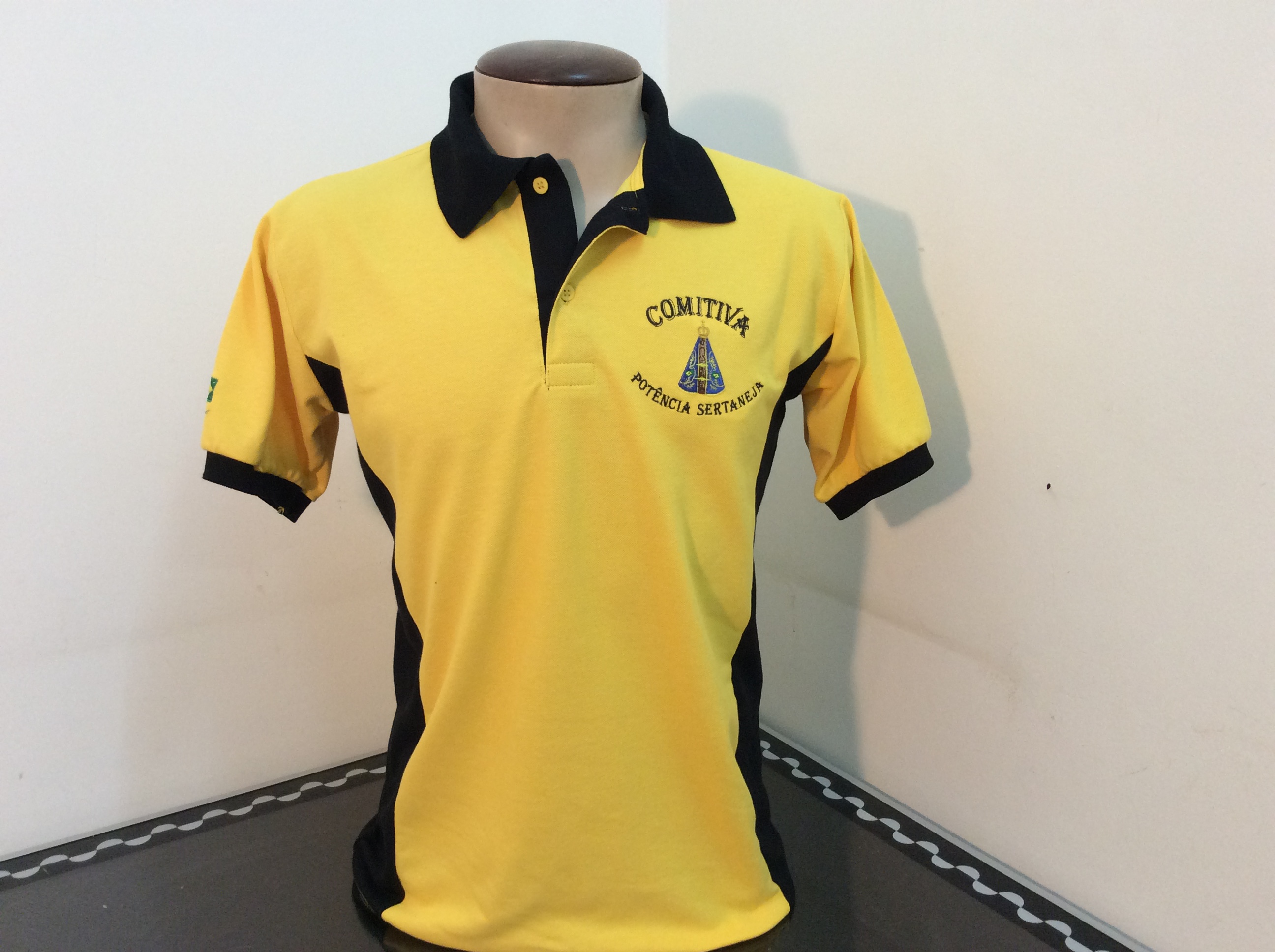 Camisa polo com detalhe