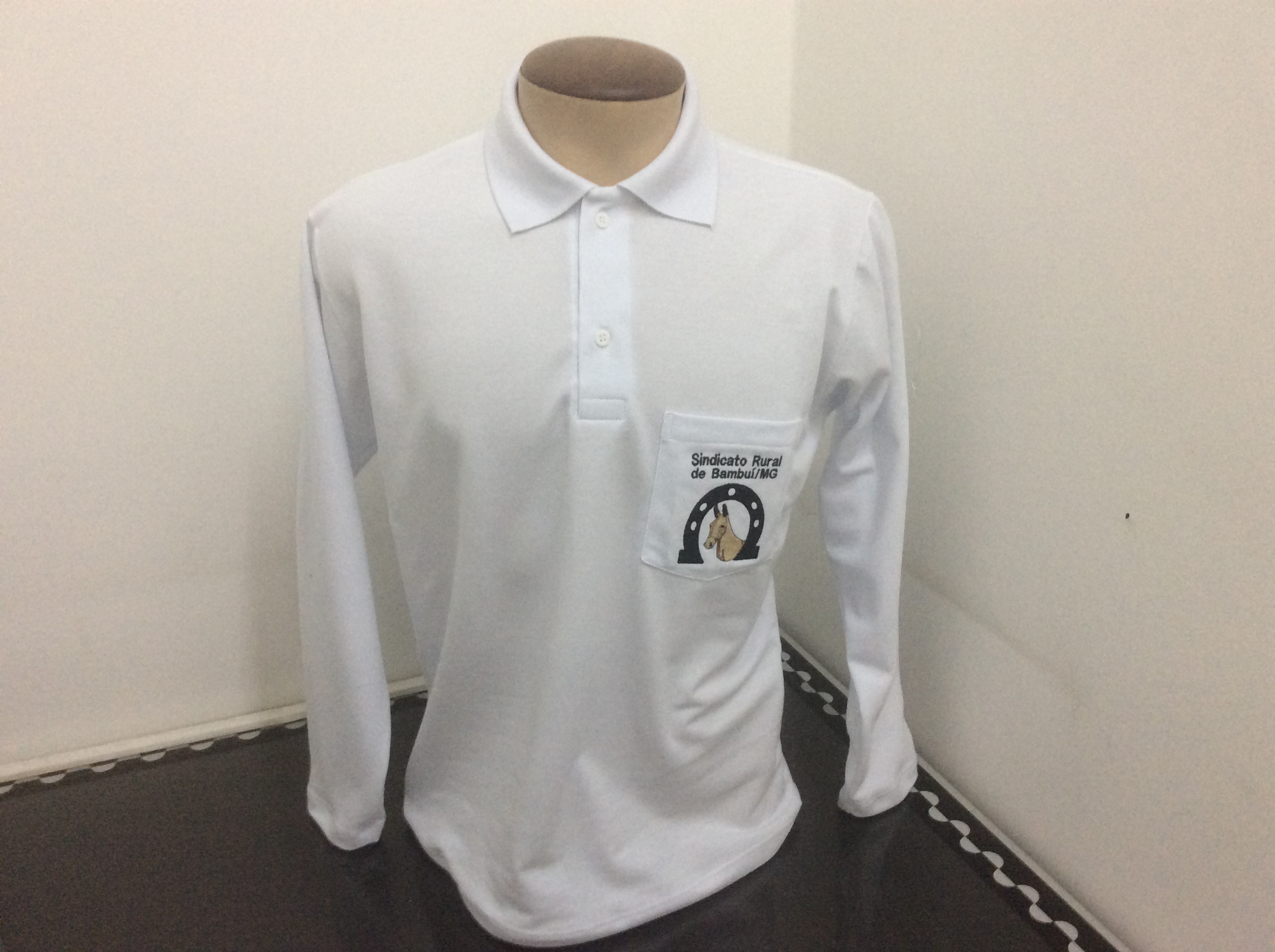 Camisa gola polo manga longa.