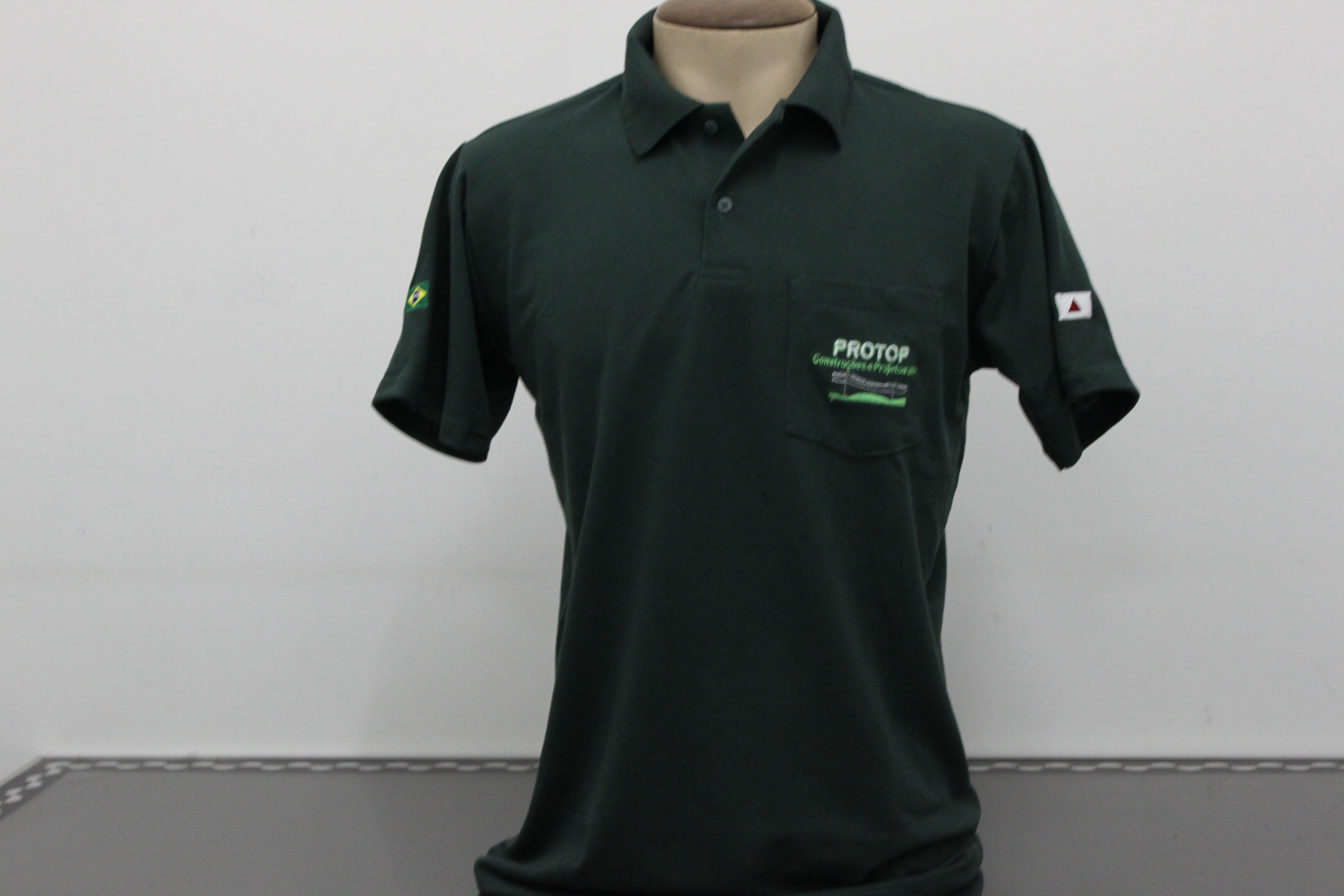 Gola polo bordada bolso e mangas