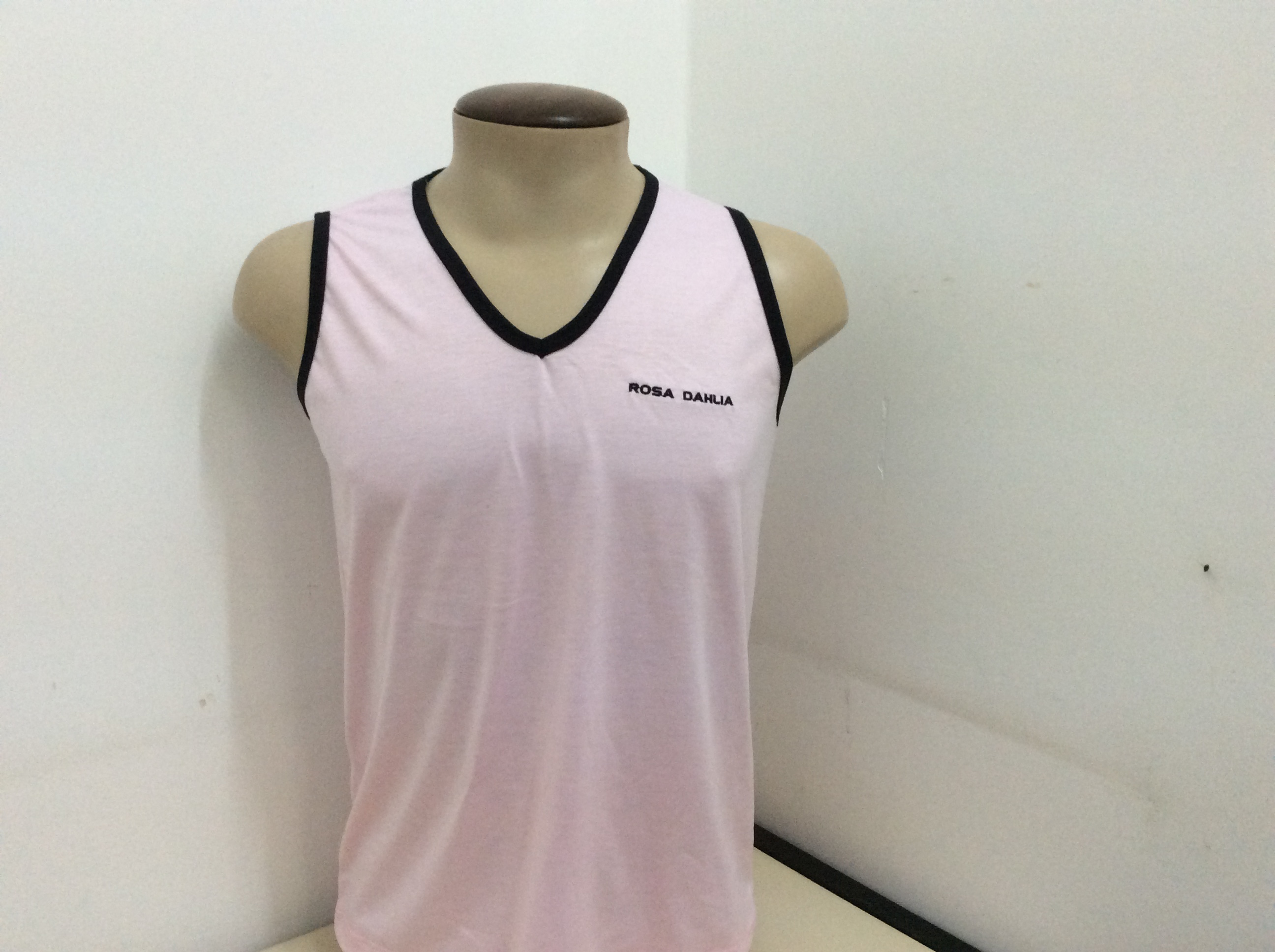 Camiseta gola V com vivos