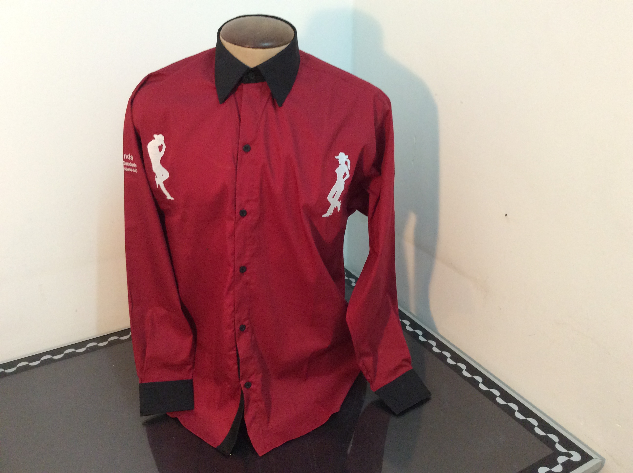 Camisa ML vermelha com detalhes pret