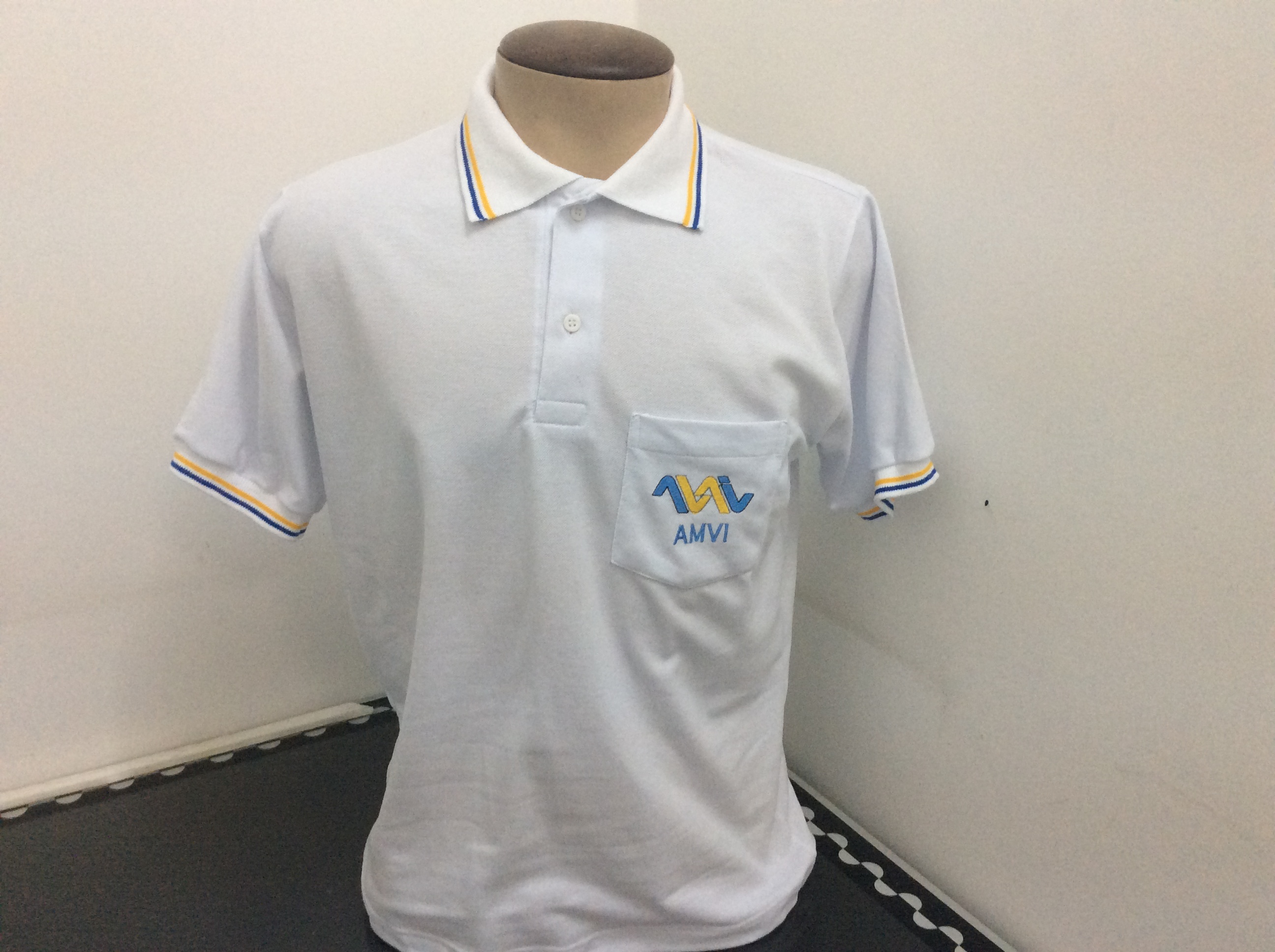 Camisa gola polo com det gola.