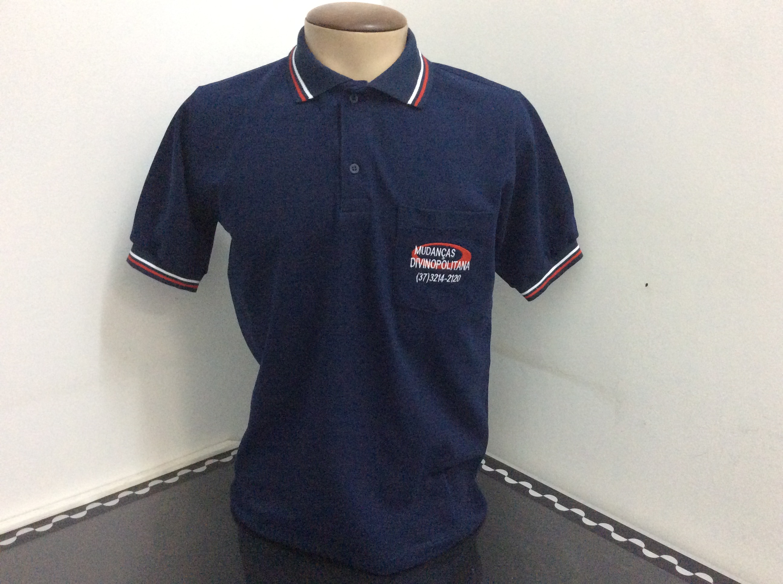 Camisa gola polo det gola e punho.