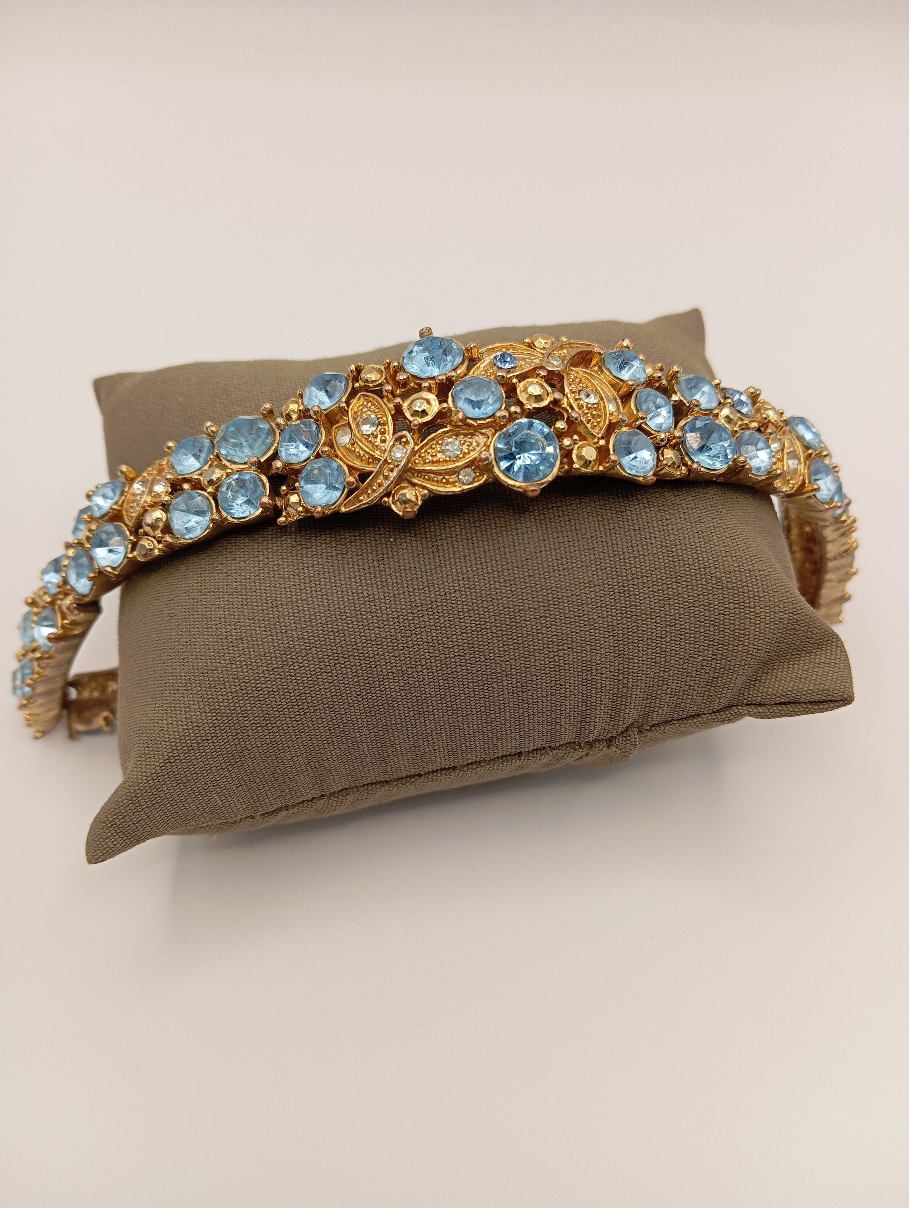 Bracelet doré et cristaux bleus et blancs