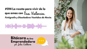 mujer posando en un jardín vestida de jean blanco y blusa blanca