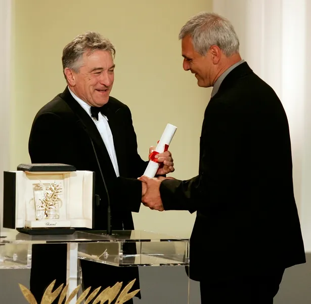 La Palme d'or remise par Robert De Niro à Laurent Cantet