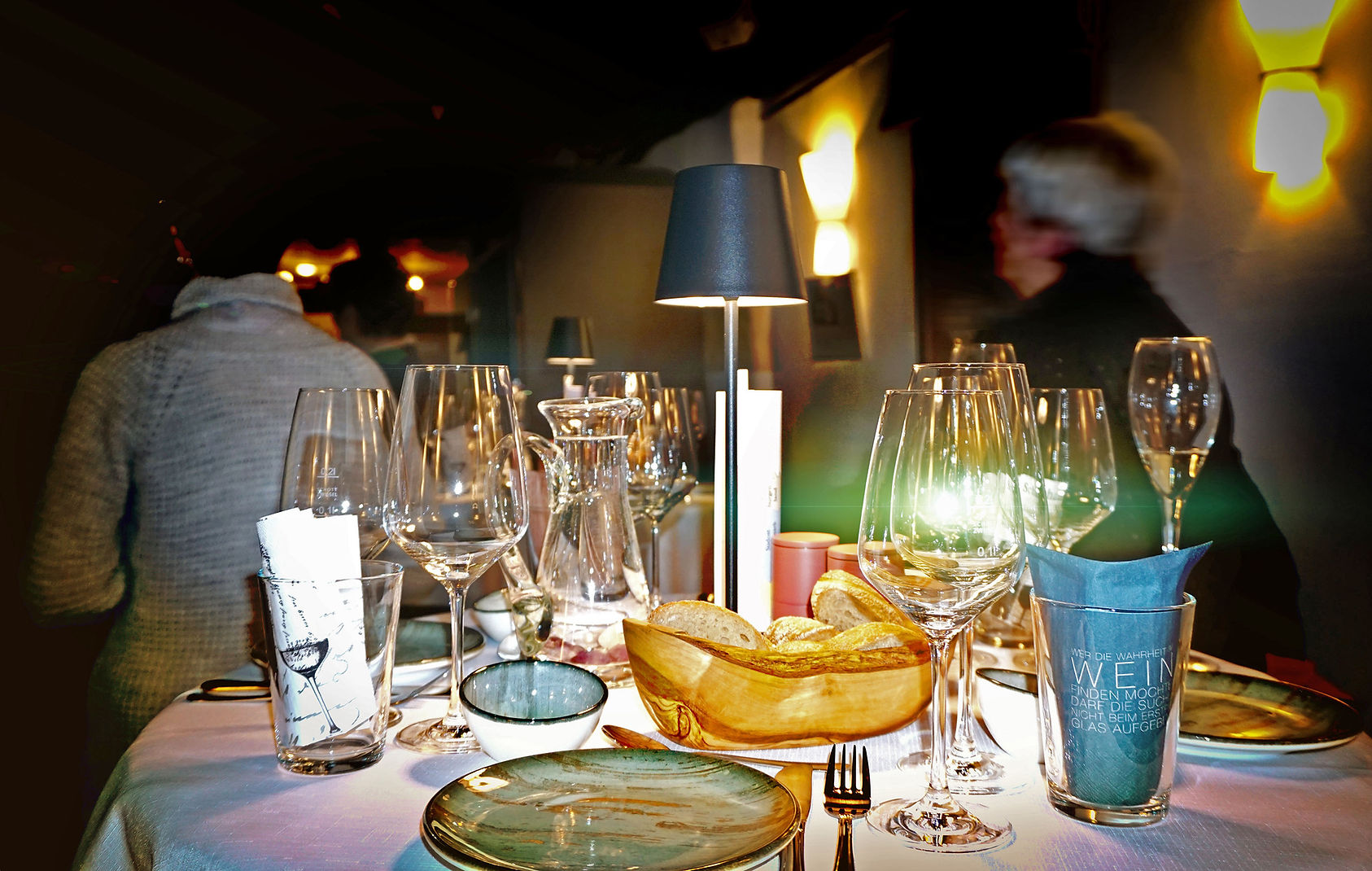Impressionen aus dem Stehachterl - gedeckter Tisch mit Weingläser, Gebäck, Teller, Gläser und mehr