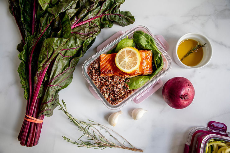 Lunchbox de saumon au citron avec quinoa, épinards et blettes fraîches — exemple de repas préparé en avance dans un article sur comment cuisiner d’avance et organiser ses repas sans sacrifier son dimanche