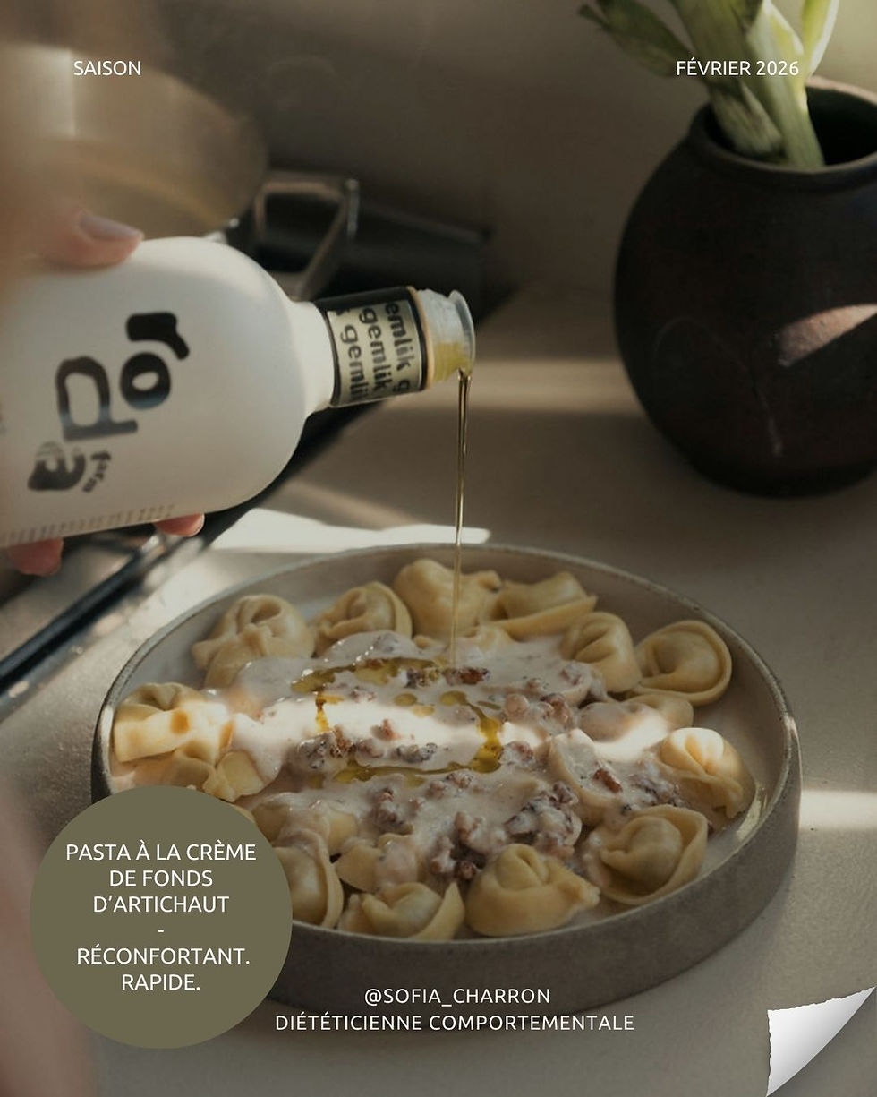 Pasta à la crème de cœur d’artichaut servies dans une assiette, nappées d’une sauce crémeuse maison à base d’artichaut et d’huile d’olive.