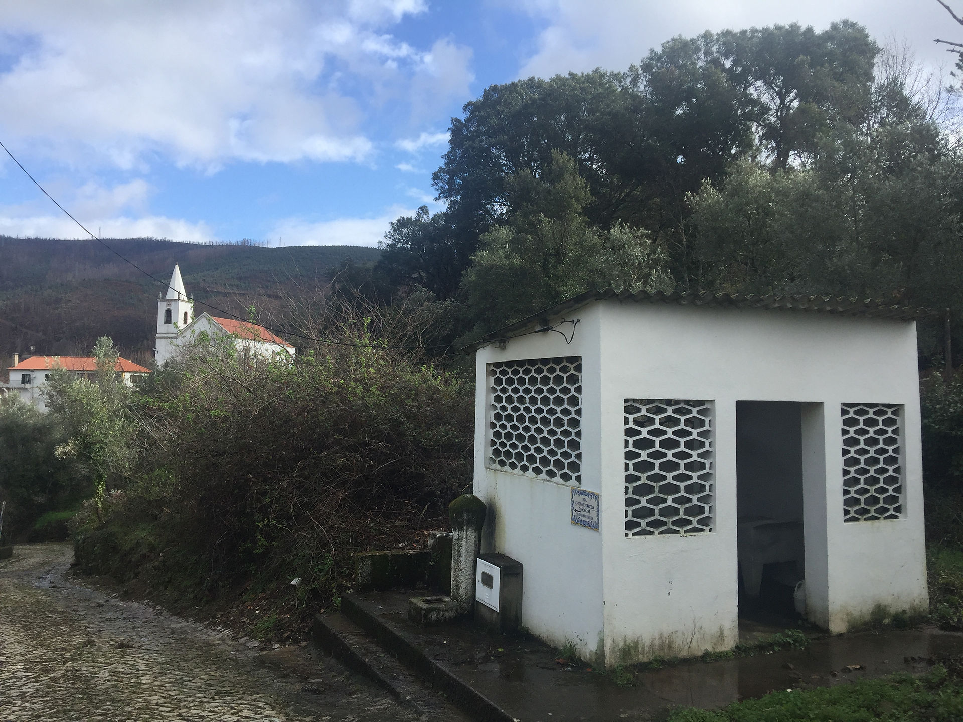 The smaller wash house and tap 'fonte'