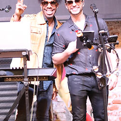 Dúo musical de Jimmy & The Benjamins interpretando en vivo: vocalista con micrófono y tecladista con laptop, ambientando un evento con energía y estilo.