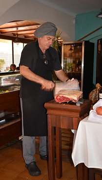 chef cesar cortando.JPG