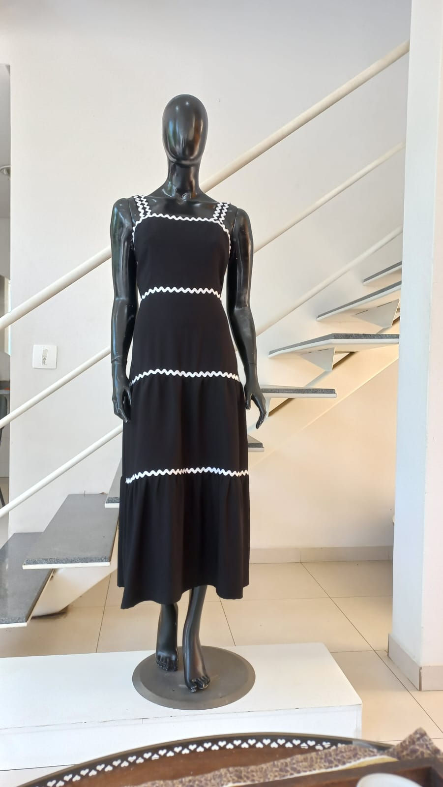 Miniatura: vestido alfaiataria com detalhes contrastantes