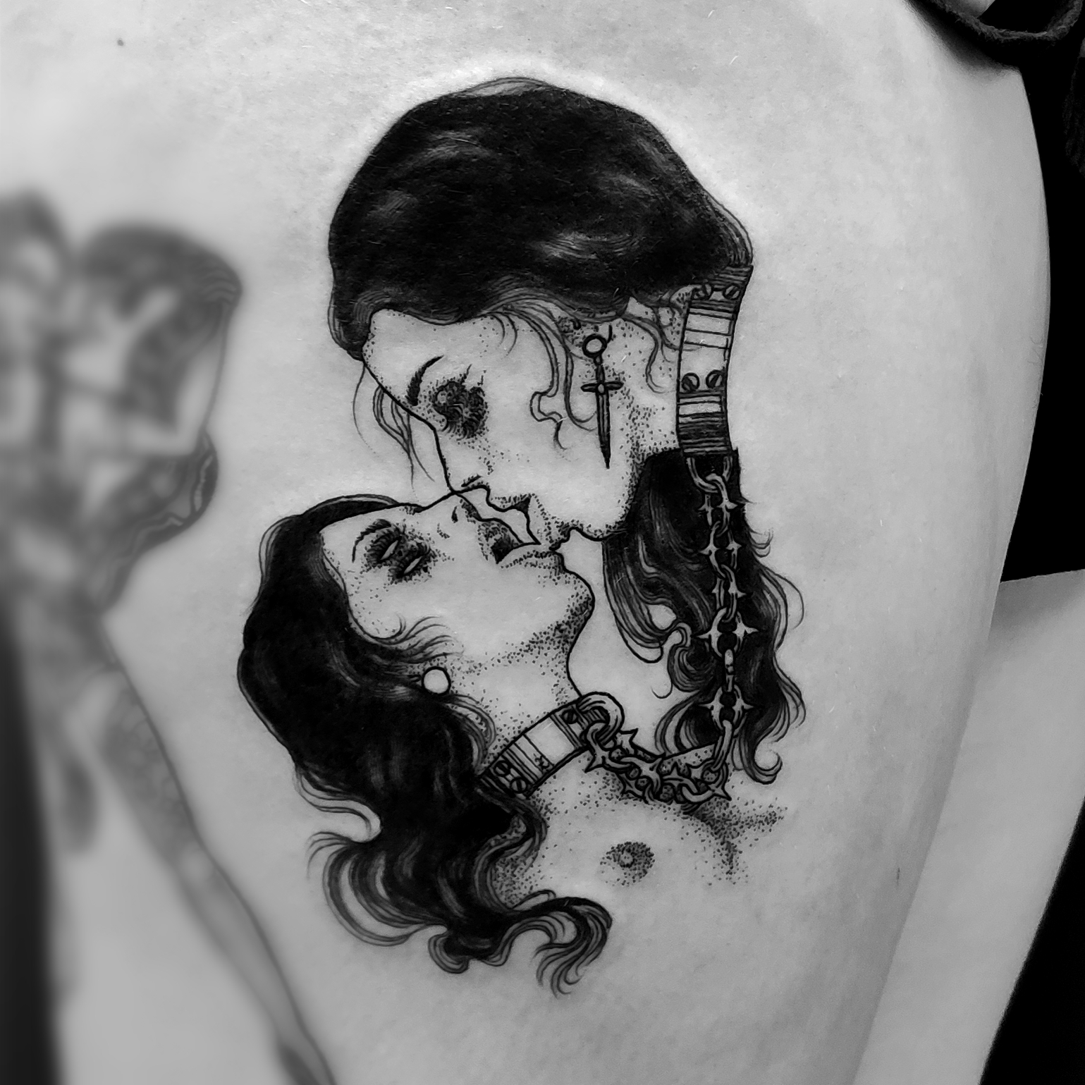 kissing ladies
