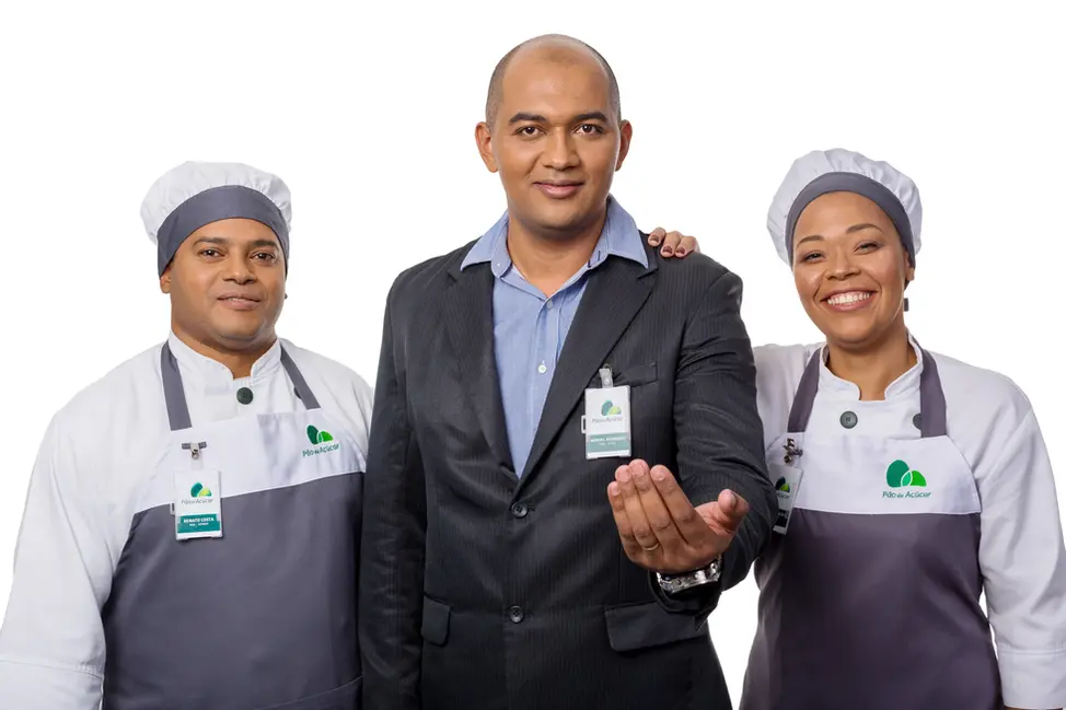 retrato de gerente e seus colaboradores em fundo branco